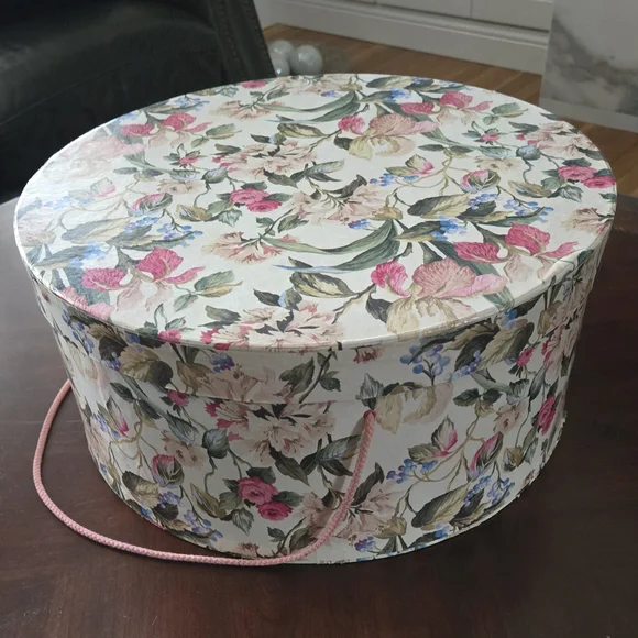 Vintage Round Hat Box - Picture 2 of 15